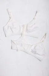 Pack de dos soutienes de algodón blanco, con breteles regulables y broches de acceso para lactancia.