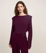 Blusa color borgoña de crepé, con cuello redondo, detalle de recorte en la sisa y manga larga.