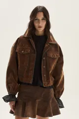 Campera de denim con acabado aterciopelado, de calce amplio y diseño moderno con mangas anchas y puños elásticos.