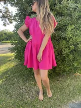 Vestido corto de playa con bloques de color amarillo, gris y blanco, con mangas cortas con volados.