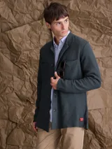 Overshirt de paño en color azul marino, con cierre frontal de botones, cuello camisero y bolsillos frontales tipo parche.