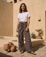 Pantalón de lino rayado, de corte ancho y relajado, con cintura elástica con cordón de ajuste y prácticos bolsillos laterales.