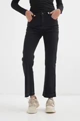 Pantalón jean negro cropped, de corte acampanado y tiro alto.