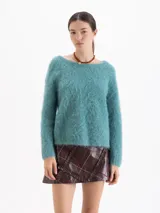 Sweater de tejido de punto con textura peluda, color verde azulado, de corte recto y escote bote.