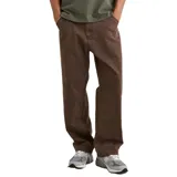 Pantalón de corte recto y holgado, color marrón, con bolsillos laterales y traseros.