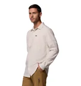 Camisa de manga larga Columbia Silver Ridge color gris, de corte clásico con bolsillos frontales con solapa, botones a tono y tecnología de protección solar y absorción de humedad.