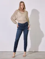 Jean skinny de tiro medio, confeccionado en denim elastizado de color azul oscuro. Presenta un diseño clásico de cinco bolsillos, costuras reforzadas a tono y un corte ajustado desde la cadera hasta el tobillo.