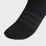 Pack de tres pares de medias Adidas de media caña con amortiguación en la plantilla y refuerzo en el arco plantar. Incluye un par gris, uno blanco y uno negro, cada uno con el logo de la marca bordado.