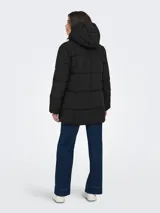 Campera puffer larga con capucha ajustable, cierre frontal combinado con cremallera y botones a presión, y puños internos. Diseño acolchado con bolsillos laterales.