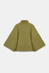 Jersey de punto color verde oliva, con cuello subido y mangas anchas tipo acampanadas.