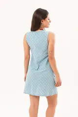 Vestido corto celeste con estampado de cuadros, de silueta recta y sin mangas, con escote en V profundo y recortes en diagonal.