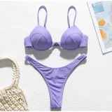 Conjunto de bikini color lila, compuesto por un soutien con aro y tirantes finos regulables, y una bombacha colaless de tiro medio.