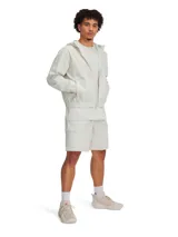 Campera deportiva con capucha color gris claro, con cierre frontal y bolsillos laterales. Tiene puños y cintura elastizados.