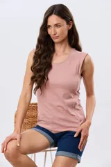 Musculosa de algodón color beige, de corte clásico con cuello redondo y diseño liso.