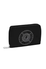 Billetera rectangular con cierre, color fucsia vibrante, con parche circular frontal que lleva el texto "TRENDY" repetido y un rayo en el centro.