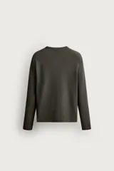Camiseta de manga larga con cuello redondo, confeccionada en tejido con estructura de canalé y corte relajado.
