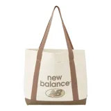 Bolso de mano tipo tote bag de lona color crema con base y asas en marrón. Logotipo de New Balance estampado en marrón en el frente.