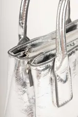 Cartera mini tote color negro charol, con doble asa corta y correa larga desmontable y ajustable.