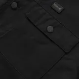 Campera negra de estilo casual con cierre frontal de botones, bolsillos con solapa en el pecho y capucha integrada con forro interior a cuadros.