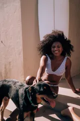 Bikini de color lavanda con estampado a cuadros.