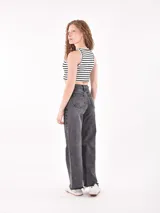 Musculosa corta a rayas horizontales blancas y verde agua, con cuello redondo y sisas anchas.