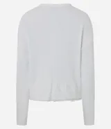 Cardigan de punto liviano color blanco, con cierre frontal de botones, mangas largas con hombros caídos y detalle de encaje en el ruedo.