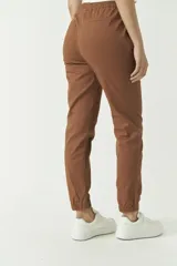 Pantalón negro deportivo de tiro alto con cintura ajustable y puños.