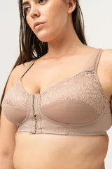 Soutien reductor color piel, sin aro, con breteles anchos acolchados regulables y cierre frontal. Confeccionado en puntilla elastizada y lycra reforzada.
