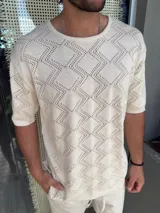 Buzo de tejido de punto con diseño de rombos calados, cuello redondo y mangas cortas.