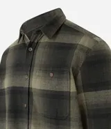 Camisa de manga larga con diseño de cuadros en tonos marrones, confeccionada en algodón. Presenta cuello camisero, cierre frontal con botones y un bolsillo en el pecho con botón.