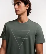 Remera verde militar de algodón, corte regular, cuello redondo y manga corta. Estampado frontal con un triángulo blanco que contiene una línea horizontal y una pequeña ola.