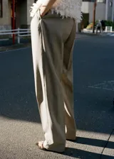 Pantalón de vestir de corte recto y tiro bajo en color gris, confeccionado 100% en lana con forro de viscosa. Cuenta con diseño de pinzas, trabillas, bolsillos laterales y dos bolsillos posteriores de ribete.