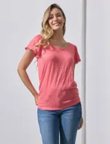 Remera tejida con estampado animal print, de manga corta con detalle de puntilla en las mangas y cuello redondo.