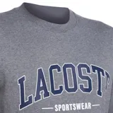 Buzo Lacoste de cuello redondo y manga larga, confeccionado en tejido French Terry color gris melange. Presenta estampado frontal con el nombre de la marca en tipografía universitaria y puños y ruedo acanalados.