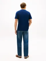 Remera azul de manga corta, confeccionada en puro algodón, con cuello redondo y un bolsillo de parche en el pecho que incluye un pequeño bordado con los colores distintivos de la marca.