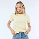 Camiseta de punto de manga corta y cuello redondo en color amarillo claro.