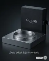 Esclava rígida de acero inoxidable con acabado pulido y textura grabada en la superficie.