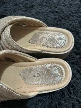 Sandalias de plataforma con tiras cruzadas acolchadas con acabado brillante y suela tostada.