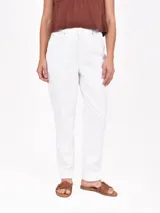 Pantalón de jean blanco, de corte recto y tiro alto.