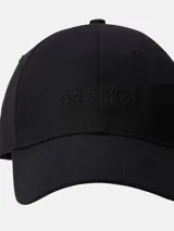 Gorra de béisbol negra con visera curva y logotipo de Calvin Klein bordado en el frente. Cuenta con cierre ajustable en la parte posterior.
