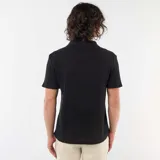 Remera de punto calado negro, de manga corta, con cuello polo y diseño texturizado.