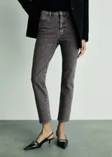 Jeans de corte slim y diseño crop, confeccionados en tejido de algodón elástico con lavado gris oscuro. Presentan tiro medio, cierre de cremallera con botón, trabillas en la cintura y diseño clásico de cinco bolsillos.