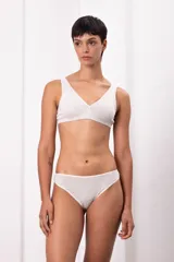 Bombacha tipo vedetina de corte clásico, confeccionada en algodón suave y respirable con certificación Oeko-Tex. Presenta un diseño con ribetes delicados que se ajustan cómodamente sin marcar.