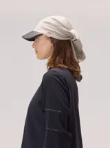 Remera de algodón color blanco, con cuello redondo y mangas tres cuartos con volados escalonados y detalles de pespuntes.