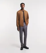 Chaqueta bomber de Marfinno en color tostado, con cierre frontal y cuello de tejido acanalado. Presenta un diseño liso con costuras horizontales y bolsillos funcionales.