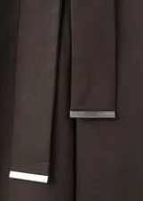 Mono largo de lino y lyocell en color marrón, con diseño recto, cuello camisero, manga corta, bolsillos laterales y cierre delantero con botones. Incluye un cinturón ajustable del mismo tejido con hebilla metálica.