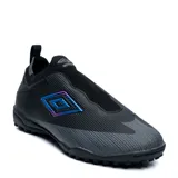 Championes de fútbol Umbro Belix TF, color negro con detalles en gris y logo tornasolado azul y violeta.