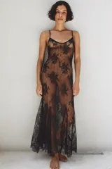 Vestido largo semitransparente confeccionado en encaje suave, con escote redondo, tirantes finos ajustables y bajo con acabado en ondas.