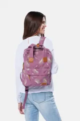 Mochila de lona azul con estampado floral, asas de mano superiores unidas por una tira con broche, detalles en cuero sintético marrón, bolsillo frontal con cierre y compartimentos laterales.