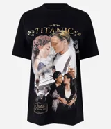 Remera de algodón negro con cuello redondo y mangas cortas, con gran estampado frontal inspirado en la película Titanic con Jack y Rose.